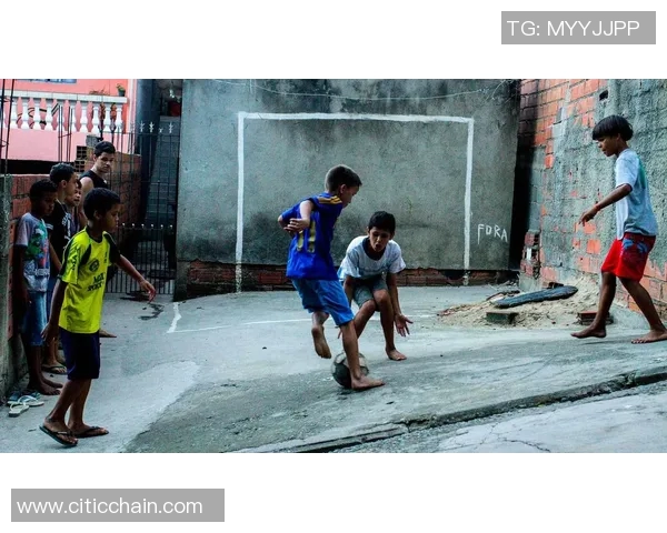 足球明星与好莱坞巨星的光环与挑战之比较探讨