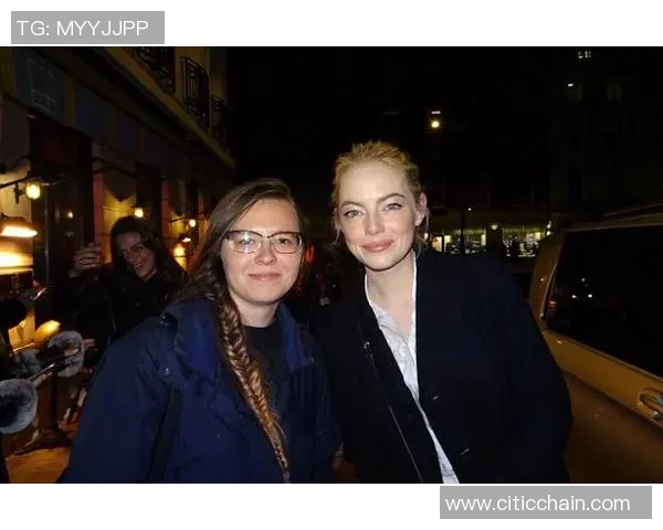 足球明星与粉丝亲密合影瞬间记录热情与梦想的美好时刻 足球明星与粉丝亲密合影瞬间记录热情与梦想的美好时刻