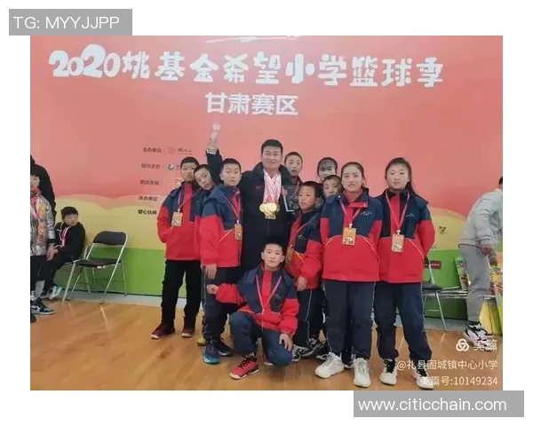 足球明星与孩子们共庆荣誉时刻温馨颁奖照片展现梦想与希望的交汇 足球明星与孩子们共庆荣誉时刻温馨颁奖照片展现梦想与希望的交汇