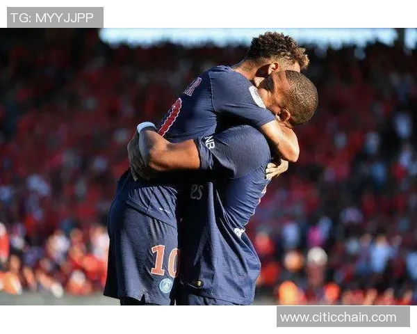 足球明星与儿子搞笑互动视频父子默契引发全场爆笑瞬间