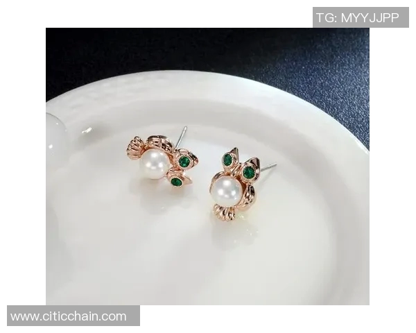 足球女星耳环时尚风采展现魅力与个性之美