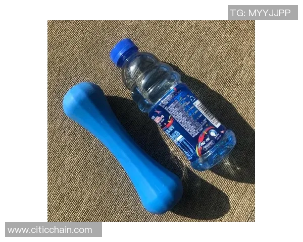 用哑铃锻炼告别啤酒肚塑造完美身材的有效方法与技巧分享